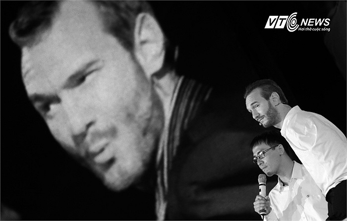 Muôn mặt Nick trên sân khấu!