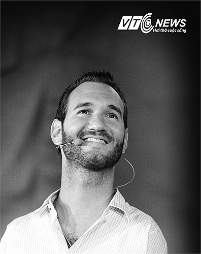 Sự lạc quan nằm ở đôi mắt Nick. Nick tự nhận mình có đôi mắt đẹp.