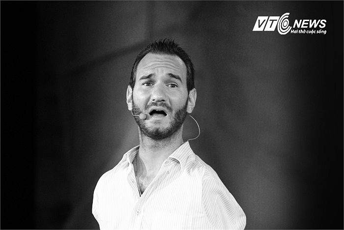 'Những than phiền không làm Nick sống tốt đẹp hơn nếu chỉ ngồi một chỗ và than phiền.