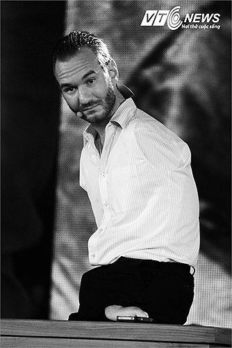 'Chiếc điện thoại này giống như một đích đến với tôi'. Khi bạn đặt xuống và nghĩ nó giống một mục tiêu thì bạn không được quay lưng lại với nó. Bạn hãy tiến về phía nói từng bước một'