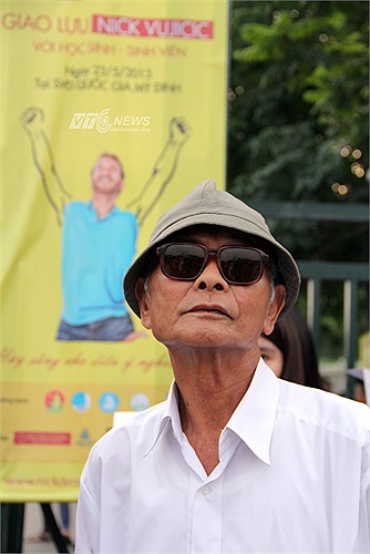 Ông cụ này, biết đến Nick qua tivi từ khá lâu rồi. Nhưng hôm nay mới có cơ hội được nhìn thấy Nick thực ngoài đời.