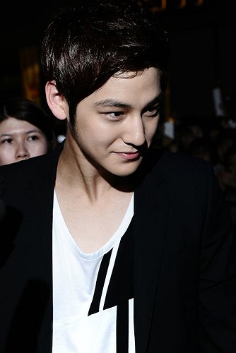 Khác xa với khi vừa đặt chân xuống sân bay, Kim Bum đã ‘tút tát’ nhan sắc cẩn thận