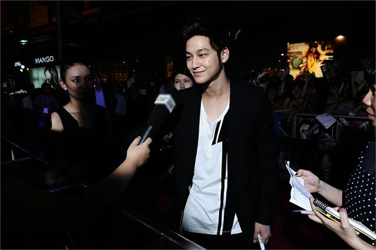 Chải chuốt và trang điểm kỹ càng, nhan sắc Kim Bum đã trở lại lung linh dưới ánh đèn đêm