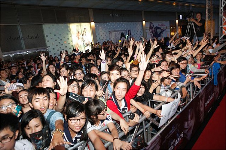 Hàng trăm fan đã không ngại chen chúc đến rạp phim từ sớm để thấy tận mắt thần tượng bằng xương bằng thịt của mình