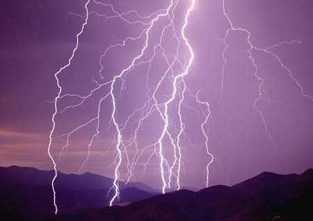 Các tia sét tạo thành hình ảnh kỳ vĩ trên trời, nhưng tiềm ẩn nguy cơ chết người. 