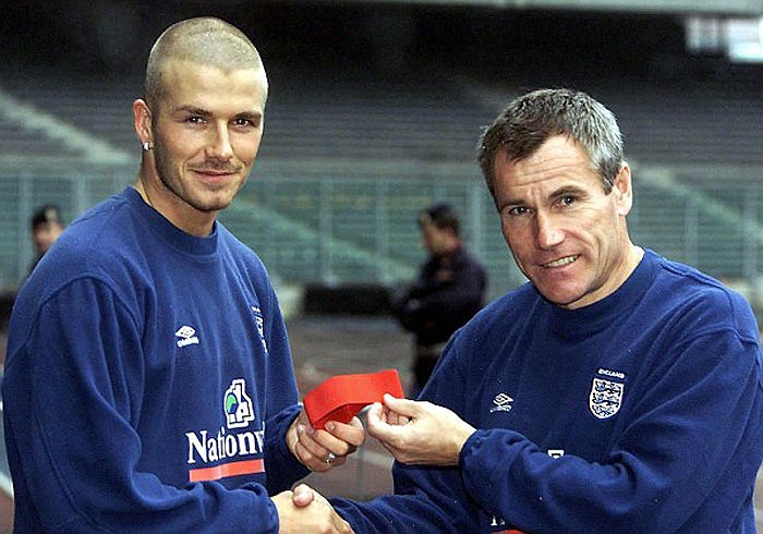 Beckham được Peter Taylor trao băng đội trưởng Tam Sư lần đầu tiên vào năm 2001