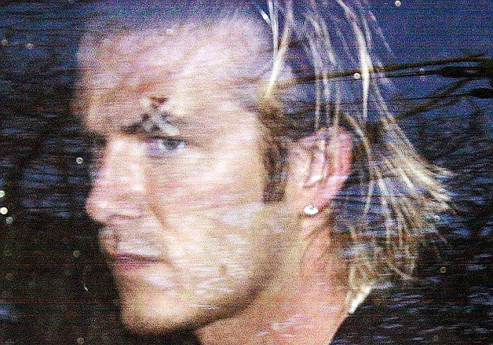 Đỉnh điểm của sự rạn nứt là vụ chiếc giầy bay vào năm 2003