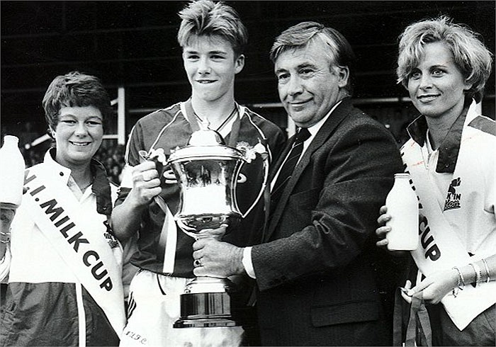 Chiếc cúp đầu tiên Beckham giành được khi anh lên 16 là Milk Cup tại Bắc Ireland