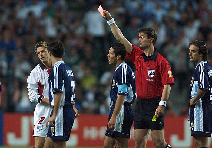 Mặc dù vậy, ở World Cup 98, anh đã dính thẻ đỏ trong trận vòng 1/8 với Argentina, và gián tiếp khiến Tam Sư bị loại