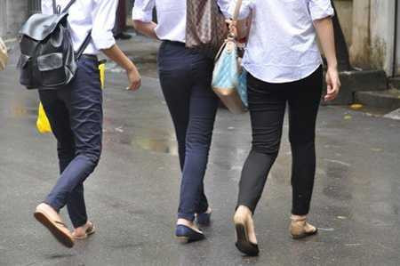 Những nữ sinh THPT thường thích lựa chọn các loại quần bó để tôn dáng của mình 