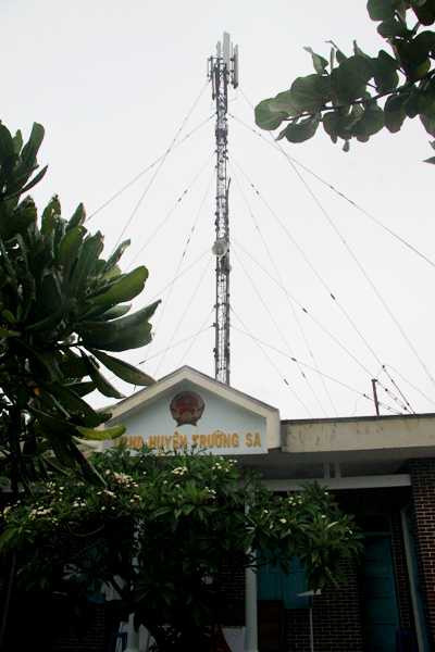 Thị trấn Trường Sa trên đảo Trường Sa, thủ phủ của cả quần đảo. Ở đây giờ không chỉ 100% địa bàn có sóng biển mà còn 100% đảo có sóng di động của Viettel. 