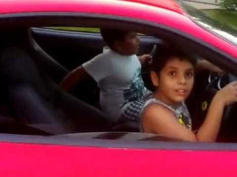 bé trai lái siêu xe