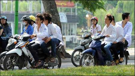 học sinh vi vu xe máy tới trường