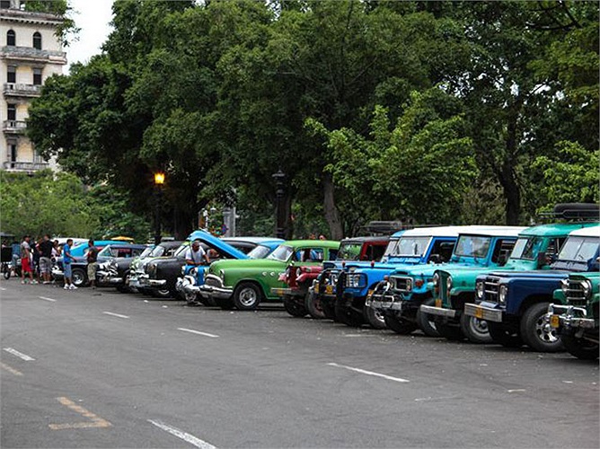 Cảnh những dàn xe cổ xếp hàng bên đường khá dễ gặp tại Cuba