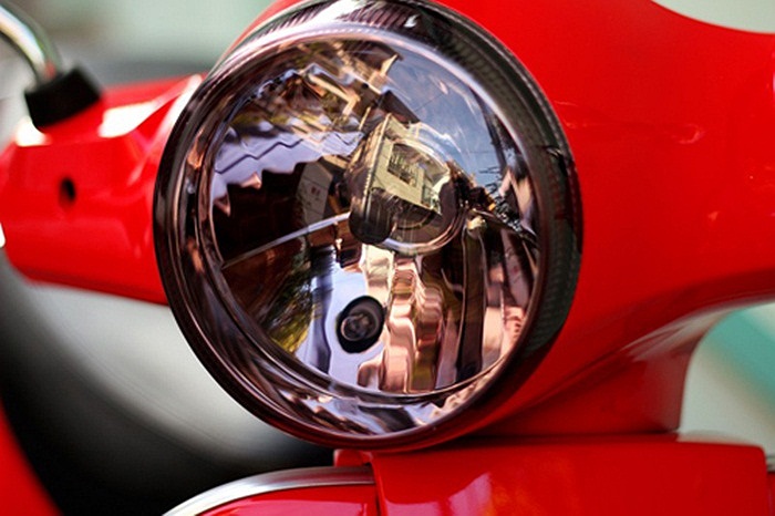 Chóa đèn Vespa LX sơn màu tím khói.