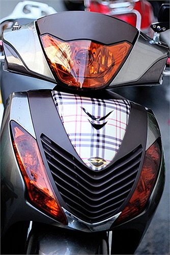 Chóa đèn SH sơn màu cam nhạt.