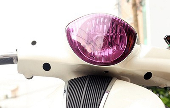 Piaggio Liberty với chóa đèn màu tím.