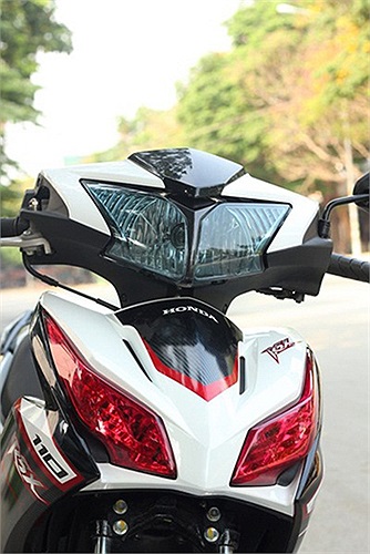 Honda RSX 110 với chóa đèn màu khói xanh và titan corundum.