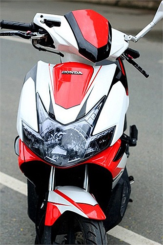 Air Blade với chóa đèn màu titan khói.