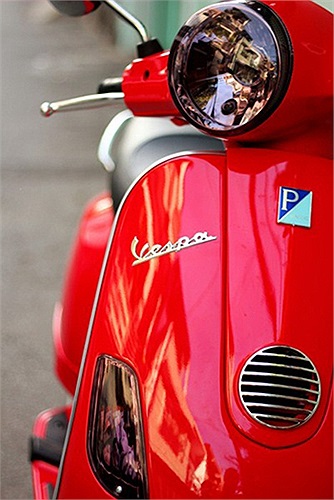 Vespa LX với chóa đèn màu tím khói.