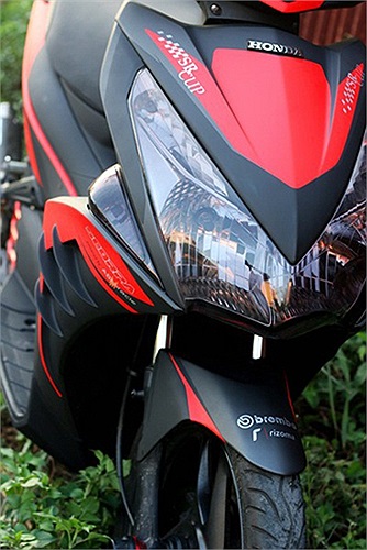 Air Blade với chóa đèn màu titan khói xanh.