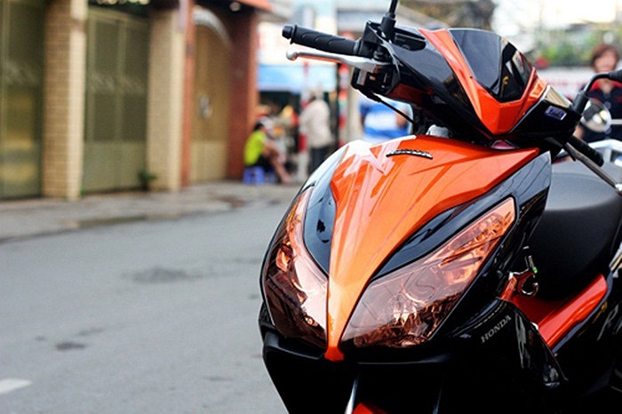 Honda Air Blade 2012 với chóa đèn màu cam nhạt.