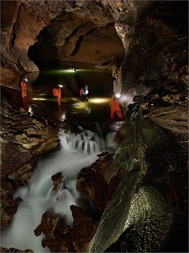 Sau đó, họ phải vượt qua một vài con suối lớn nhỏ khác nhau để đi sâu vào trong lòng hang. 