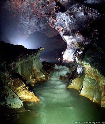 Hang động hình thành một phần cũng từ dòng chảy bền bỉ theo thời gian. Nó chảy qua các vùng đá vôi và làm xói mòn tạo ra một đường hầm khổng lồ trong lòng đất. 