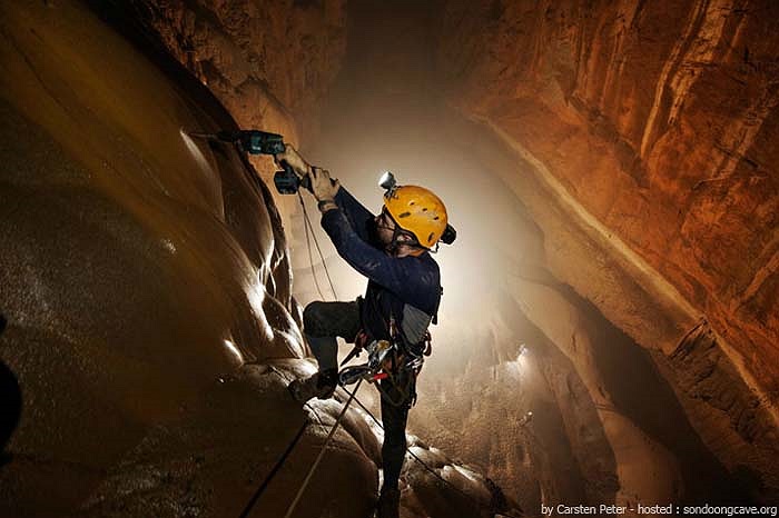 Những nhà khoa học vẫn đang khoan sâu vào lòng hang động để tìm hiểu những bí ẩn về địa chất của hang động. 