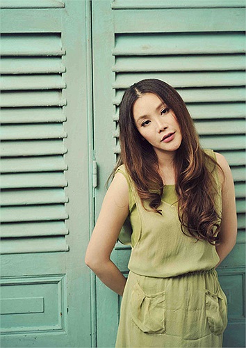 Hồ Quỳnh Hương sinh năm 1980 tại Quảng Ninh và là một trong những giọng ca nữ hàng đầu của Vpop hiện nay.