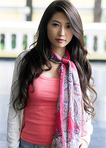 Sở hữu sắc đẹp cùng chiều cao tốt và giọng ca khỏe khoắn, Khổng Tú Quỳnh đang được rất nhiều bạn trẻ yêu mến.