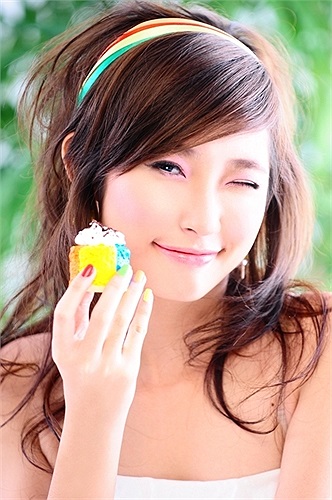 Khổng Tú Quỳnh sinh năm 1991 và hiện đang theo học chuyên ngành Quản trị nhà hàng khách sạn tại Đại học quốc tế Hồng Bàng.