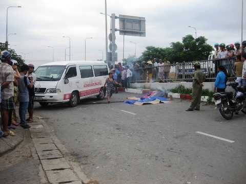 TP.HCM, ô tô 16 chổ, đôi vợ chồng, tử vong, tai nạn, hầm chui