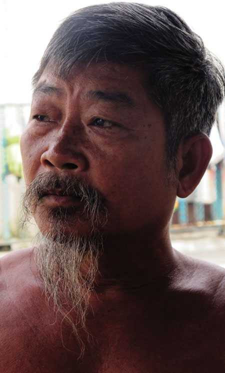 hồng râu, mình đồng da sắt, không mặc áo