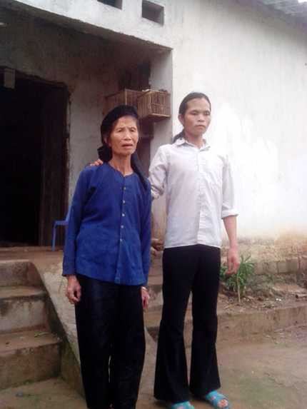 Hiếu cùng mẹ già. 