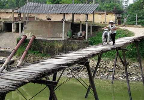 Hà Nội: Một phụ nữ rơi xuống sông bị nước cuốn mất tích