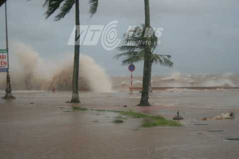 Đồ Sơn, khi 1, Hải Phòng, sóng cuốn xuống biển