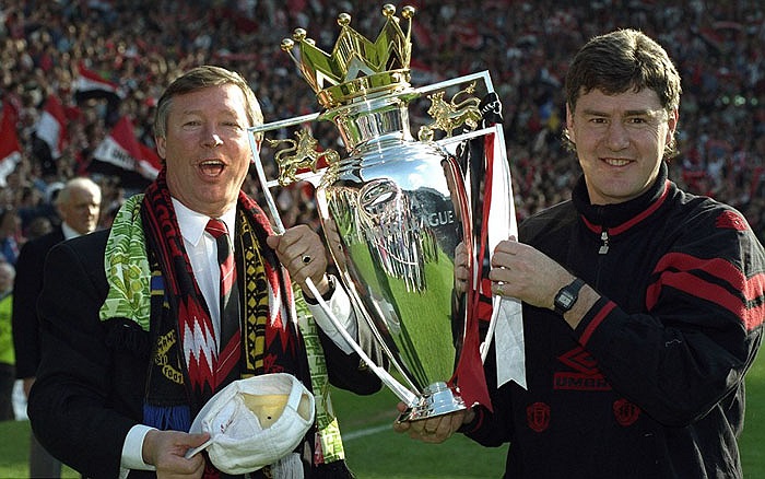 1 năm sau đó, ông già gân cùng các học trò bảo vệ thành công chức vô địch