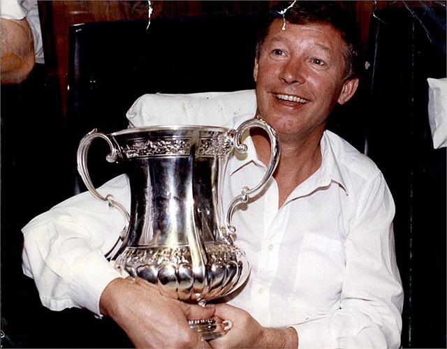 Nhưng danh hiệu đầu tiên của Sir Alex cùng MU lại là chiếc cúp FA năm 1990