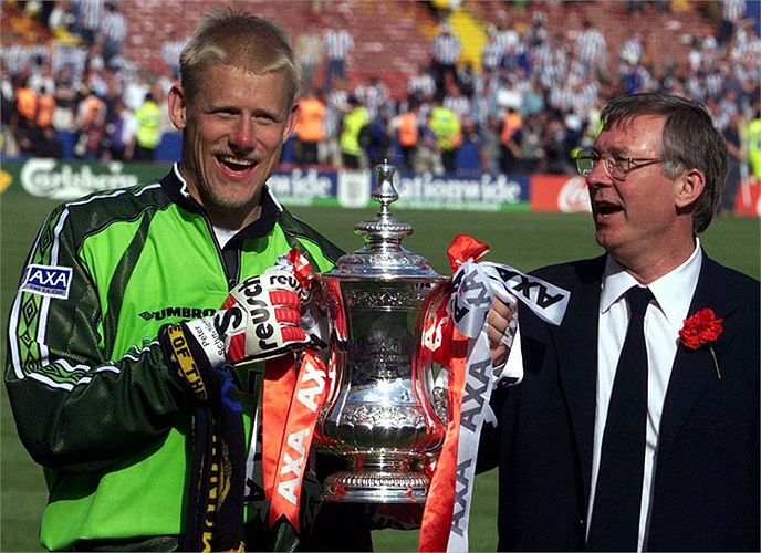 Năm 1999 thần thánh, không thể thiếu chiếc cúp lâu đời nhất thế giới