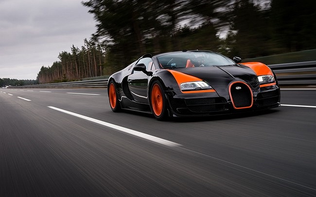 Bugatti Veyron liên tiếp giữ ngôi vương về mức độ ngốn xăng trên toàn thế giới với 29,4 lít/100 km. Siêu xe này được trang bị động cơ 1.200 mã lực, momen xoắn cực đại 1.500 Nm có khả năng tăng tốc tới 100 km/h chỉ trong 2,5 giây và tốc độ tối đa trên