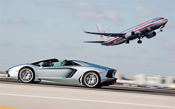 Lamborghini Aventador Roadster, dòng siêu xe Italia có khả năng vận hành cực khủng nhưng cũng cần tới 23,5 lít cho mỗi chặng 100 km. 