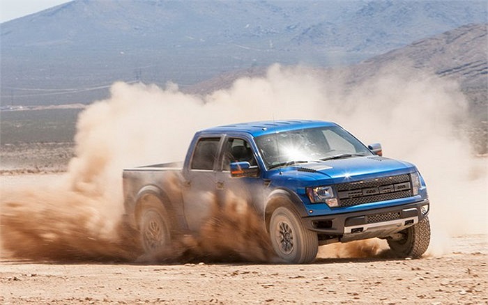 Đàn em Ford F-150 SVT Raptor cũng không thua kém về mức uống xăng khi sử dụng động cơ V8 6.2 lít, với công suất 411 mã lực và momen xoắn cực đại 590 Nm. 