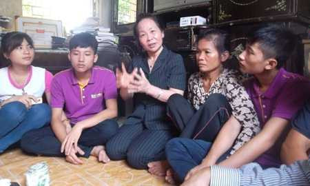 Phó Chủ tịch nước Nguyễn Thị Doan thăm hỏi, động viên gia đình thủ khoa Trường ĐH Y Hà Nội 2013 Nguyễn Hữu Tiến sáng 22/8. 