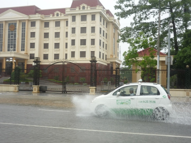Phố Lý Thường Kiệt (Thái Bình) chìm trong nước lũ (Ảnh: Minh Quân)