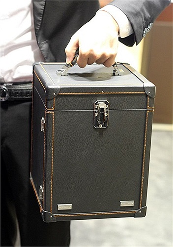 Hộp đựng được thiết kế cầu kỳ, làm từ da và đặt hàng từ nhà làm đồ thủ công Pinel & Pinel (Pháp).