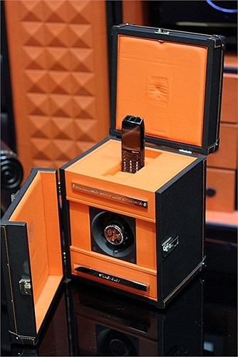 Chiếc điện thoại nhỏ Meridiist nhưng hộp đựng thì lại lớn, thiết kế nhiều tầng, nhiều ngăn mở giống như với một đồng hồ cao cấp và đắt tiền.