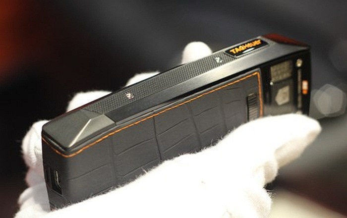 Logo TAG Heuer nằm ở bên cạnh phải.