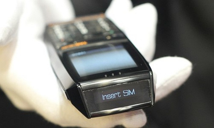 Đỉnh máy với màn hình OLED phụ bên dưới mặt kính Sapphire