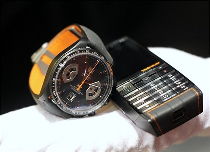 Chiếc đồng hồ siêu nhẹ vỏ titan đi kèm với điện thoại...